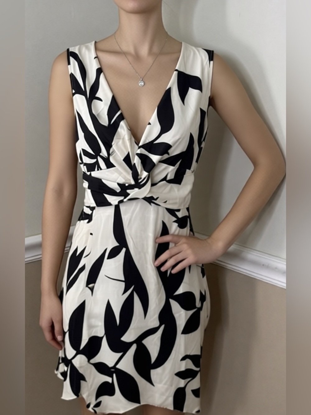 💚 5 for $25! Sleeveless Black & White Twist-Front V-Neck Dress
